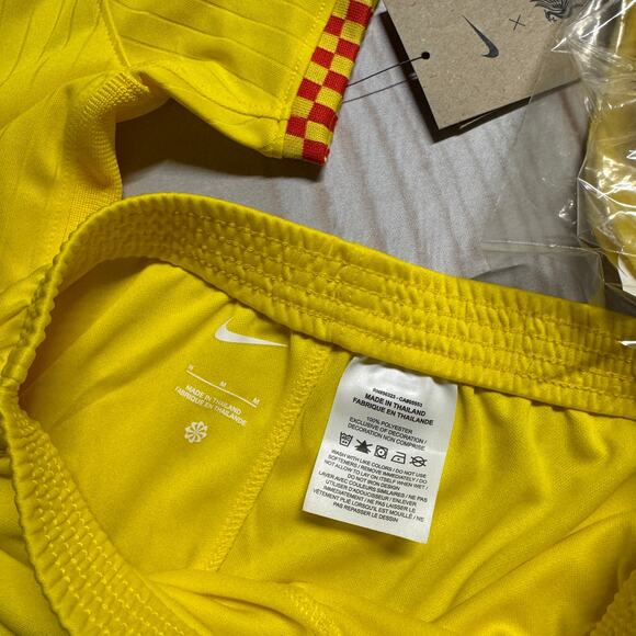 NWT Liverpool Nike 21/22 Away Entire Kit Jersey Shorts Socks Soccer Kids Size M - Picture 6 of 7